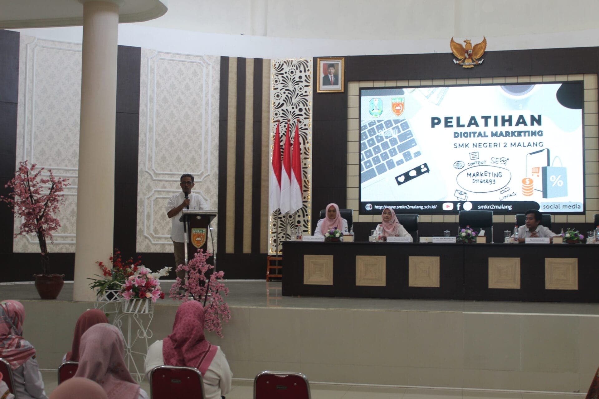 WORKSHOP DIGITAL MARKETING DAN PENGGUNAAN MEDIA SOSIAL UNTUK MEDIA PROMOSI DI SMKN 2 MALANG