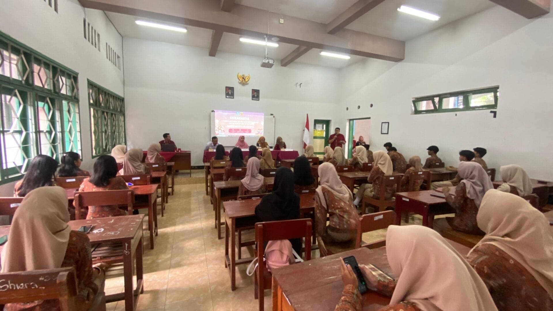 Peringatan Bulan Bahasa, MGMPS Bahasa Indonesia SMKN 2 Malang Gelar Lokakarya Menulis  Sastra dan Vlog Perpustakaan