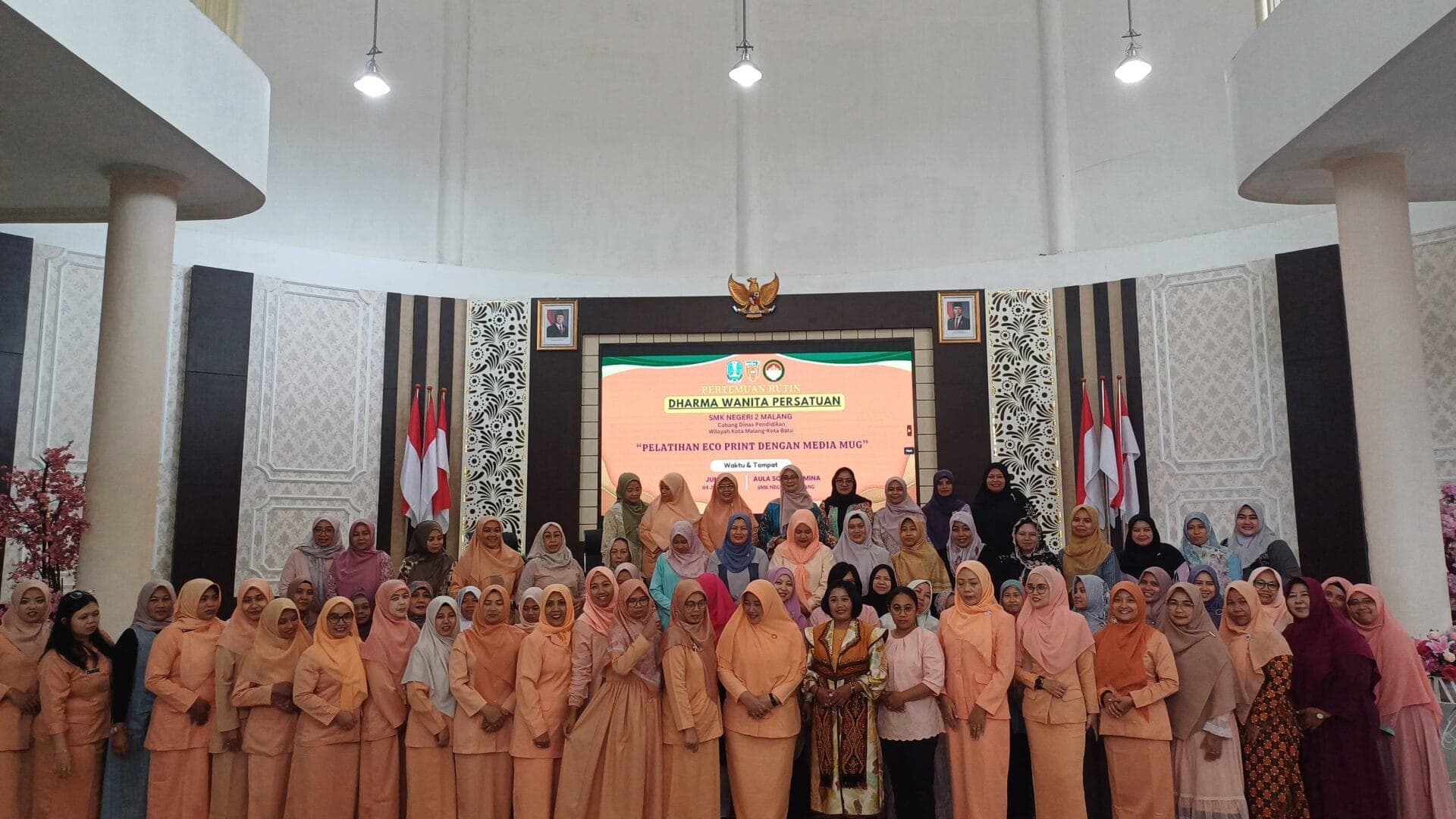 Kegiatan Kreatif dan Produktif dalam Pertemuan Rutin DWP SMKN 2 Malang