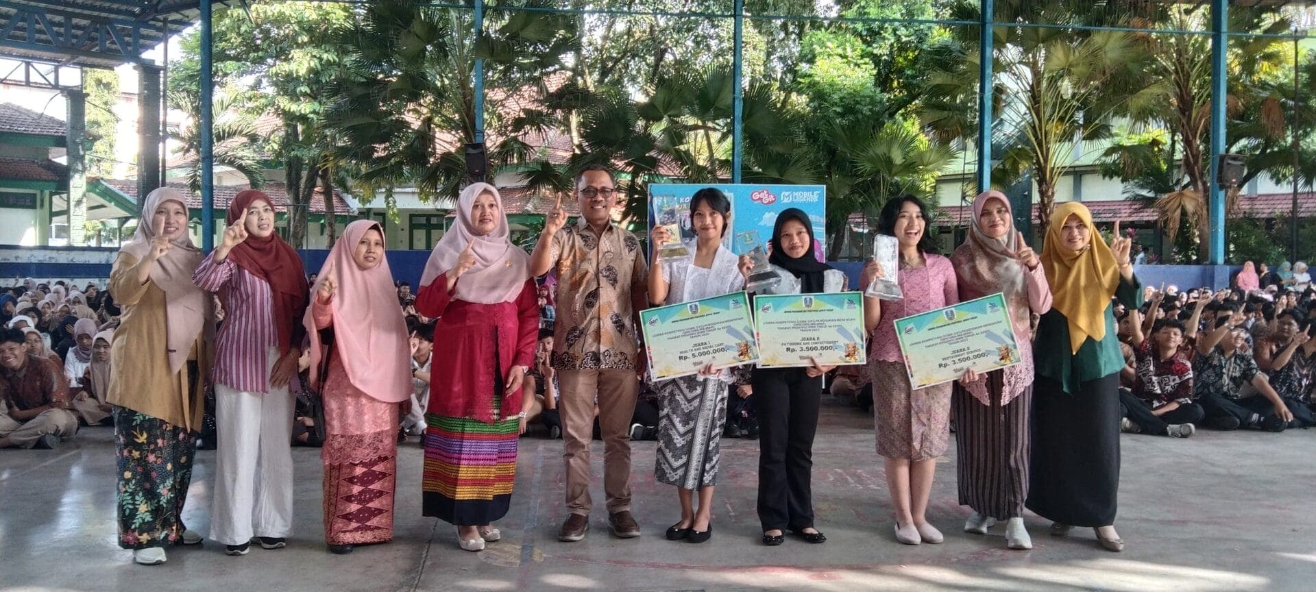 Hardiknas, 3 Juara LKS Ke-XXXIII Prov. Jatim Haturkan  Piala Lomba Pada  Kepala SMKN 2 Malang