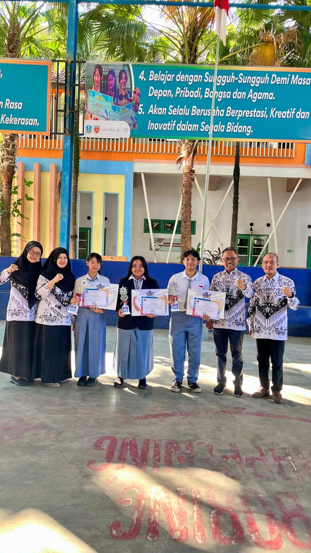 Merah Putih dan Momen Penuh Arti: Cerita Siswa yang Menginspirasi dengan Penghargaan untuk Almamater