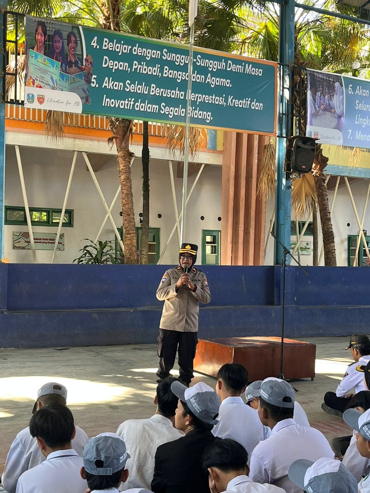 Gelora Semangat dan Pesan Bijak dari Lapangan: Kasat Binmas Polresta Malang Kota Pimpin Apel di SMKN 2 Malang