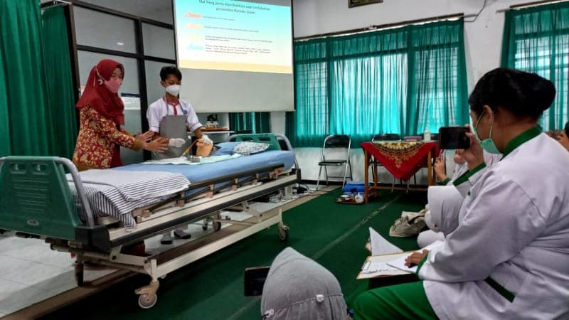 Asisten Keperawatan & Caregiver SMK Negeri 2 Malang, Diharapkan Siap Mendampingi Lansia