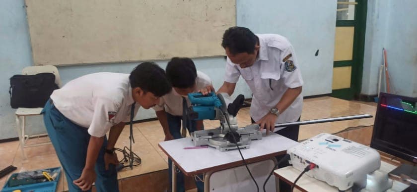 Running Text Hasil Karya Peserta Didik TKJ dalam Mata Pelajaran PKDK