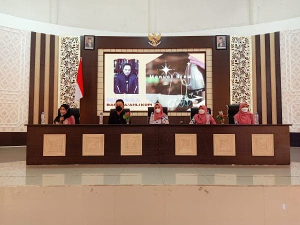 Barista Malang Meracik Kopi dan Mocktail di SMK Negeri 2 Malang dalam Rangka Guru Tamu pada Program Keahlian Kuliner