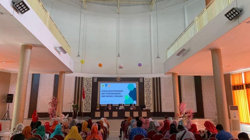 Mencegah Perundungan, SMK Negeri 2 Malang Datangkan Narasumber dari UNMER Malang untuk Guru