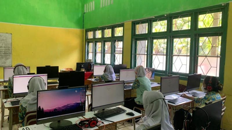 Peningkatan Kompetensi Bahasa Inggris Melalui Sertifikasi Internasional TOEIC