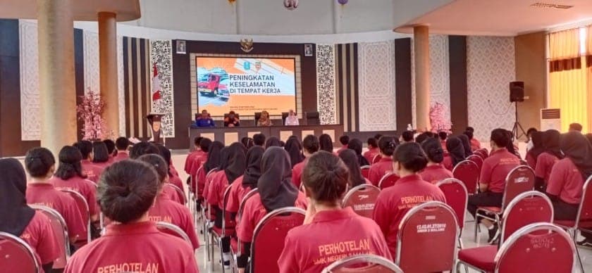 Lawan si Jago Merah Datang ke SMK Negeri 2 Malang Memberikan Ilmu Tentang Memadamkannya