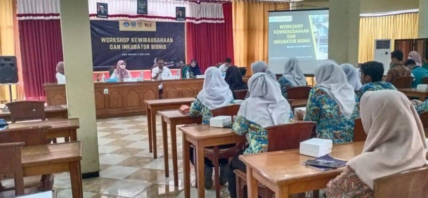 Manager HRD Royal Group Memberikan Ilmu Kewirausahaan dan Inkubator Bisnis Bagi Peserta Didik SMK Negeri 2 Malang