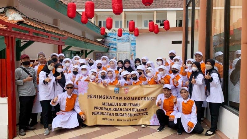 Tingkatkan Kompetensi Siswa dalam Membuat Sugar Showpiece, SMK Negeri 2 Malang Datangkan Guru Tamu dari Hotel Grand Mercure Malang Mirama