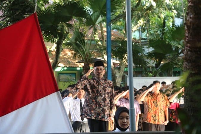 Mengikat Makna Etika Keteladanan Ki Hajar Dewantara, SMK Negeri 2 Malang Menggelar Upacara Hari Pendidikan Nasional Tahun 2023