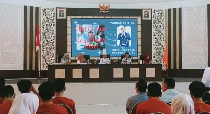 Chef De Tour Rayz Hotel UMM dalam Peningkatan Kompetensi Siswa bersama IDUKA Kelas XI Konsentrasi Keahlian Kuliner SMK Negeri 2 Malang