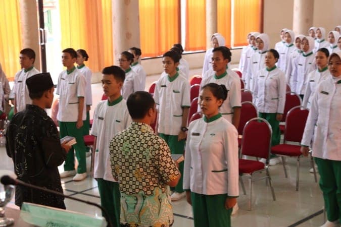 SMK Negeri 2 Malang Menggelar Angkat Janji Praktik Kerja Lapangan Siswa Kelas XII Kompetensi Keahlian Asisten Keperawatan dan Caregiver