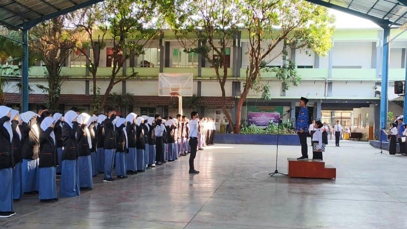 Kepala SMK Negeri 2 Malang Pimpin Upacara Peringatan Hari Kesaktian Pancasila Tahun 2023