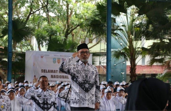 Kepala SMK Negeri 2 Malang Menjadi Pembina Upacara dalam Upacara Hari Guru Nasional Tahun 2023
