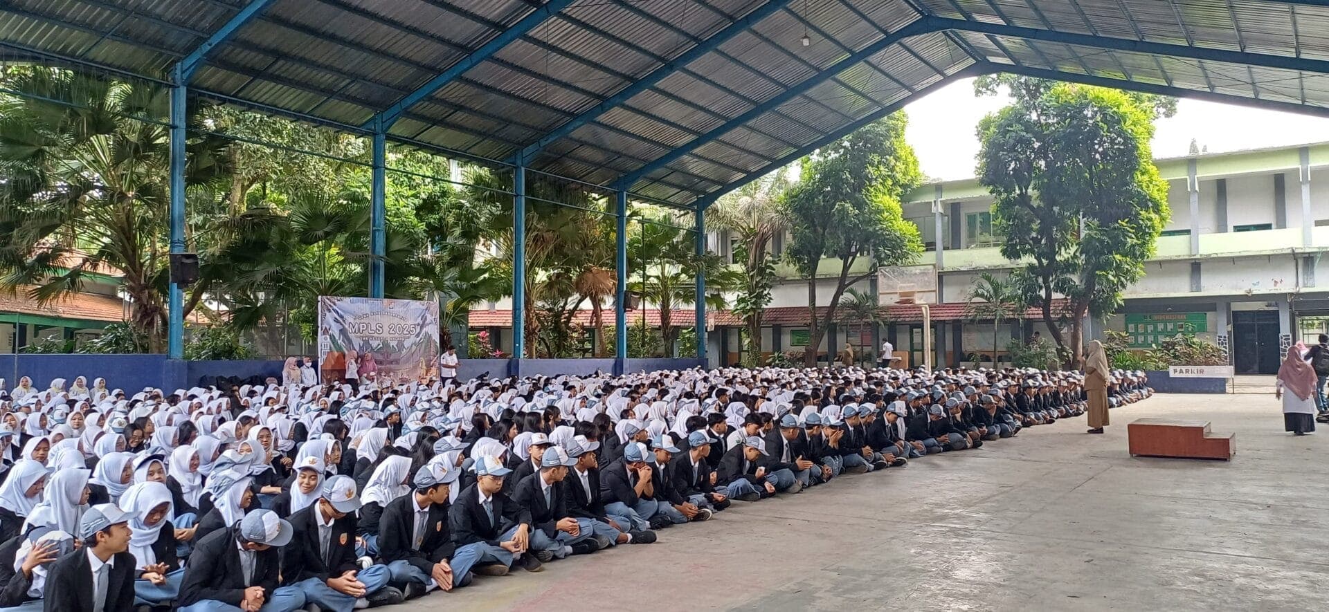 SMKN 2 MALANG GELAR APEL PAGI MENYAMBUT TAHUN AJARAN BARU 2025/2026