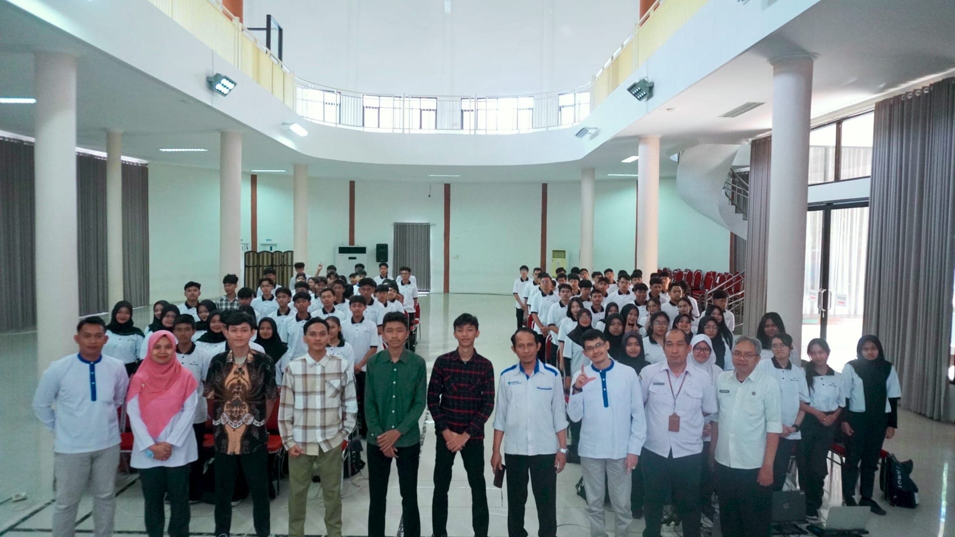 Workshop Guru Tamu: Peningkatan Kompetensi Siswa TKJ SMKN 2 Malang Bersama Universal Big Data